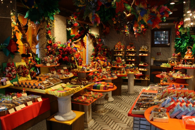 vitrine-PUGET VILLE-min_candy_store_chocolate_shop_chocolate_switzerland-393515