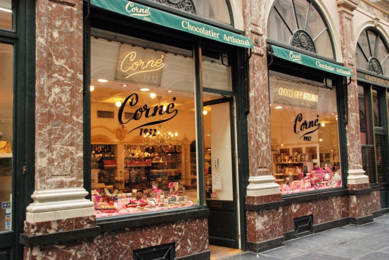 vitrine-PUGET VILLE-min_chocolate_chocolaterie_shop_luxury_chic_gallery_brussels_belgium-558146